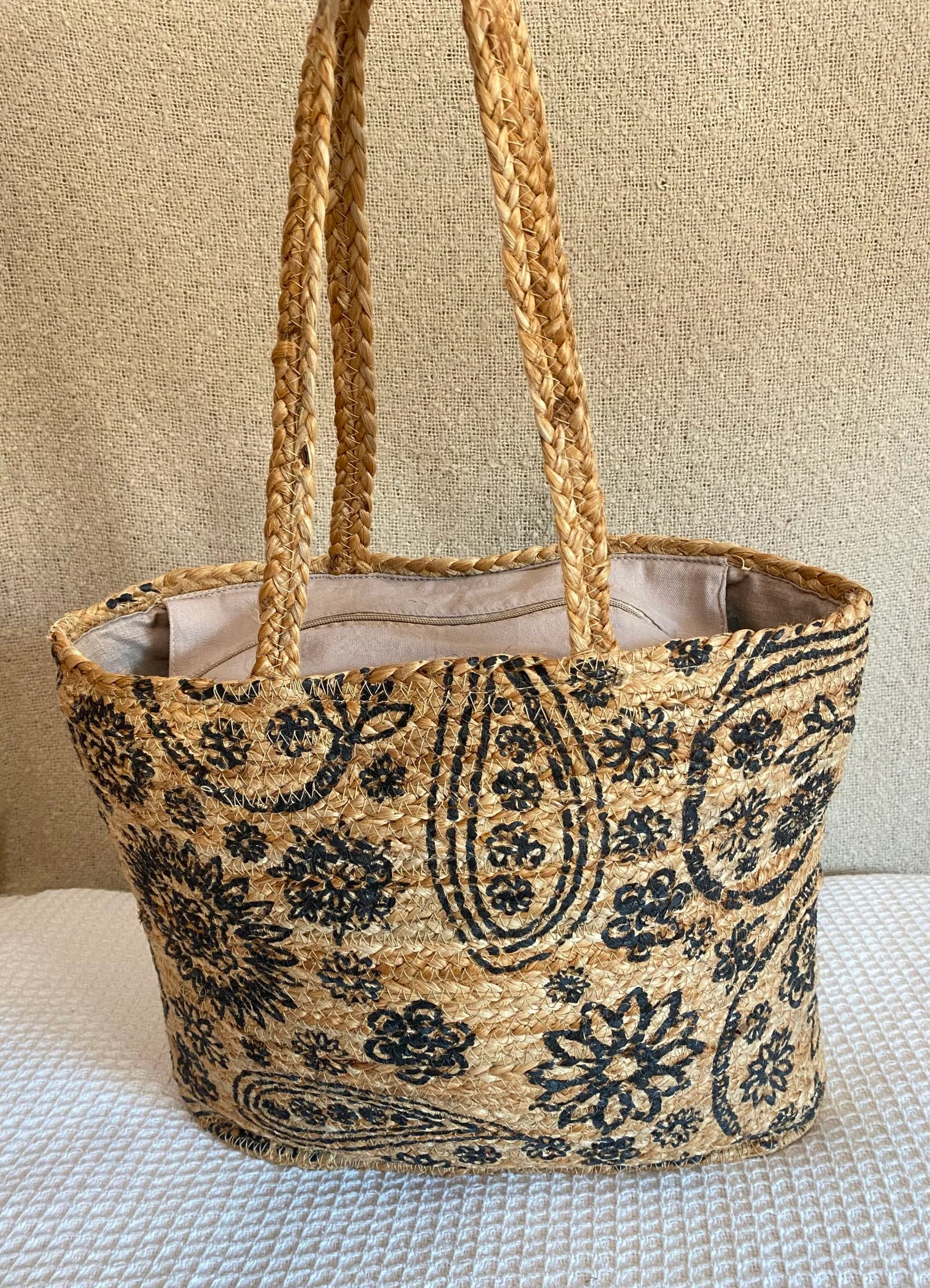 Bolso tote grande de yute con flores negras 